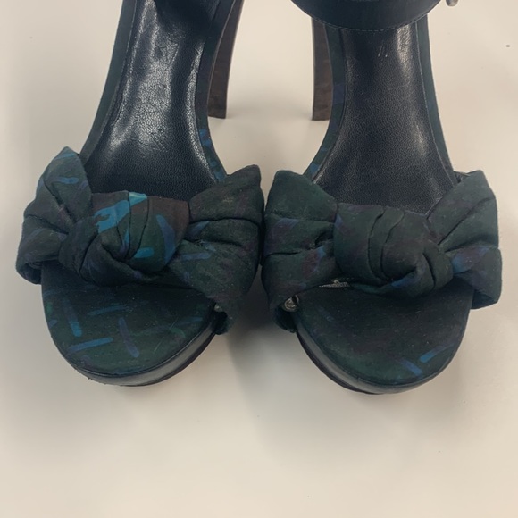 Ladies Size 9 Guess Heels - Picture 4 of 9